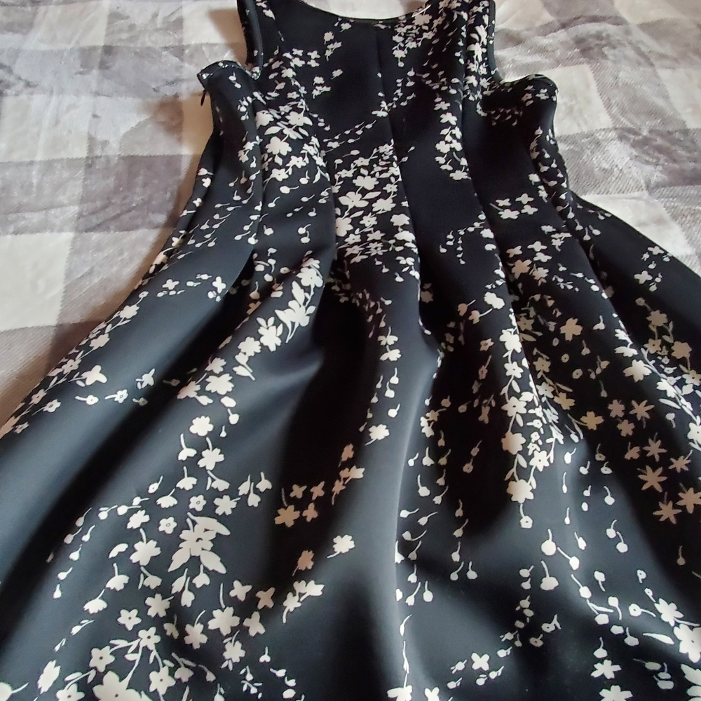 Flowered dress with swing skirt